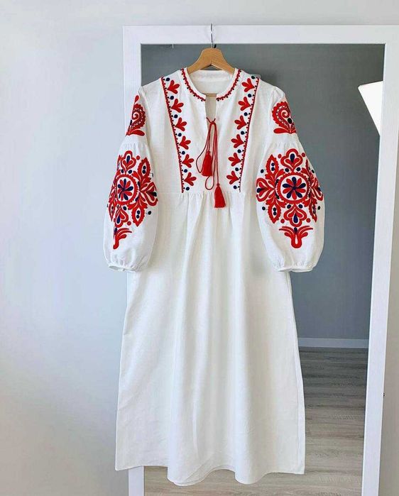 Бавовняна сукня з вишивкою, об’ємний рукавчик