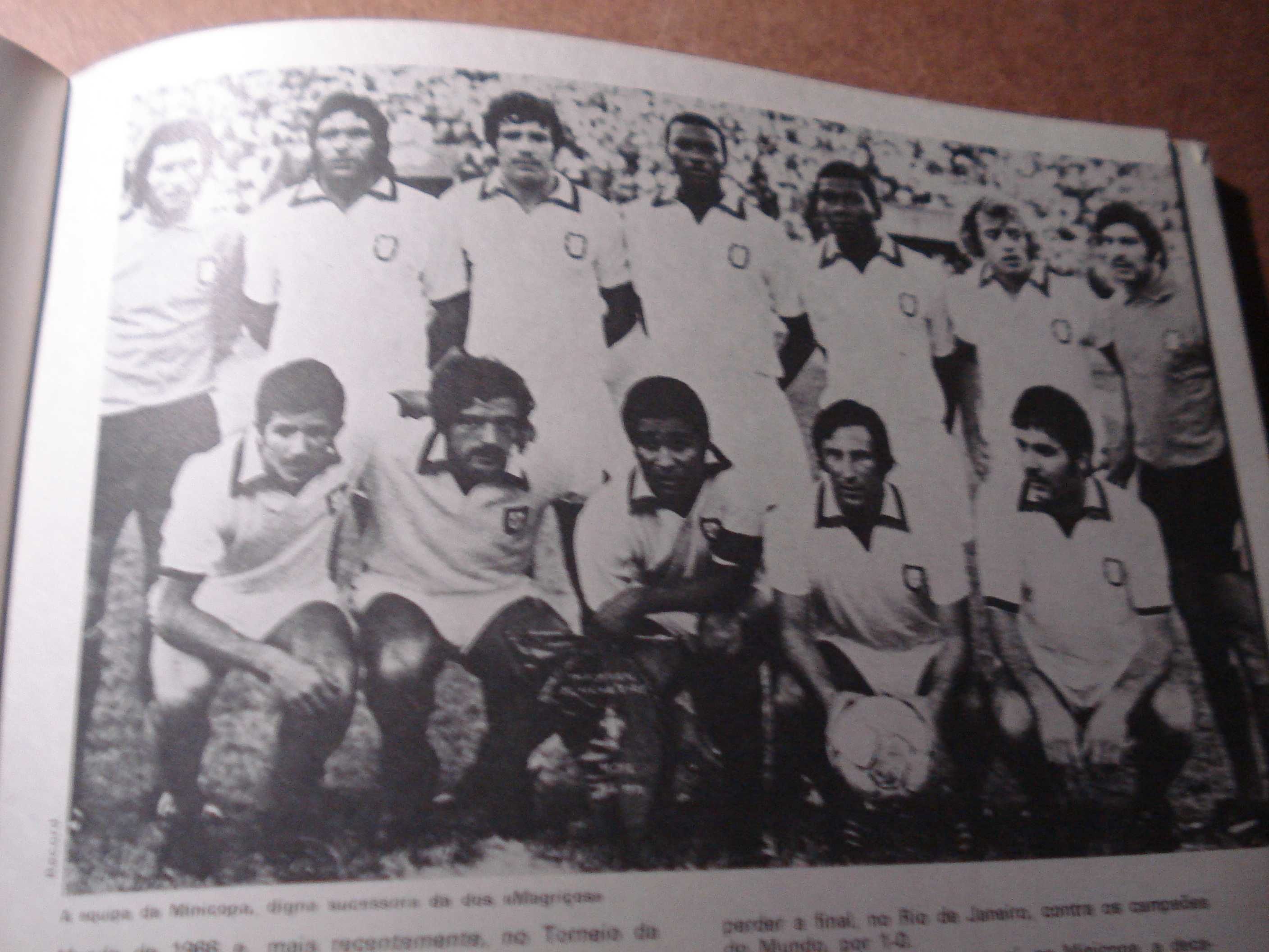 Antigo Livro Futebol 1974 com Eusébio no interior 1º edição.