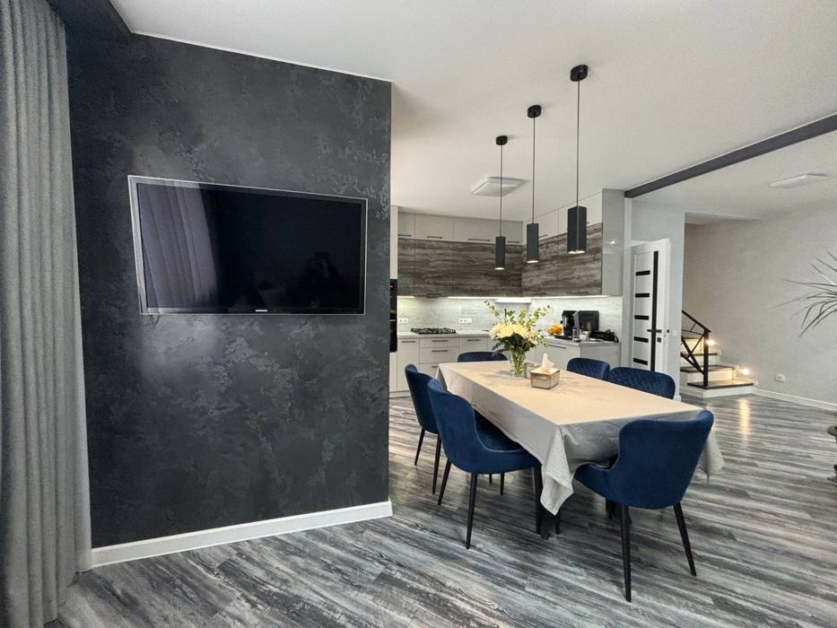 2-кімнатна з кухнею-вітальнею! Гарний ремонт!