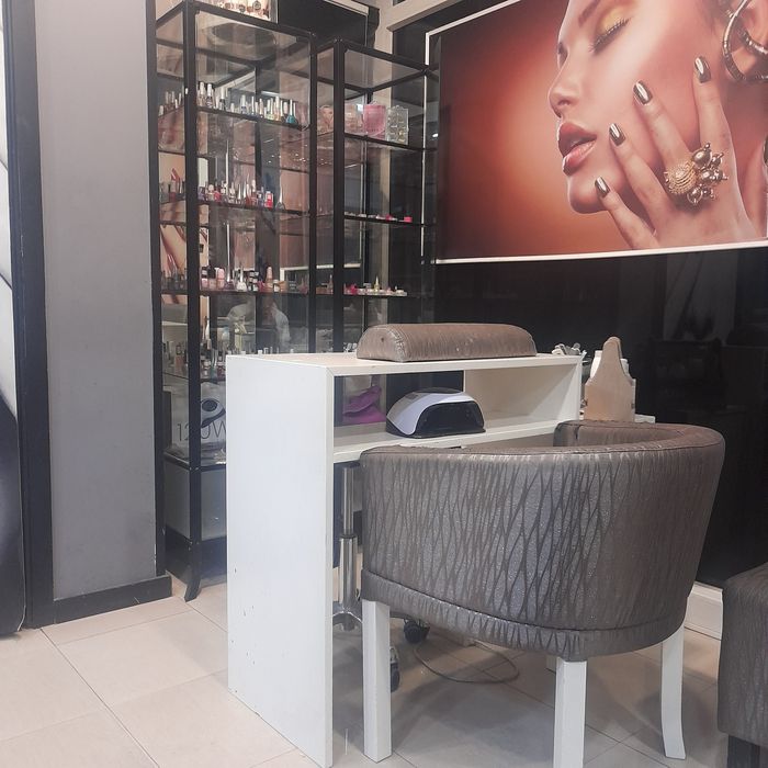 Alugo espaço com 2 Mesas de estética, para  unhas de gel