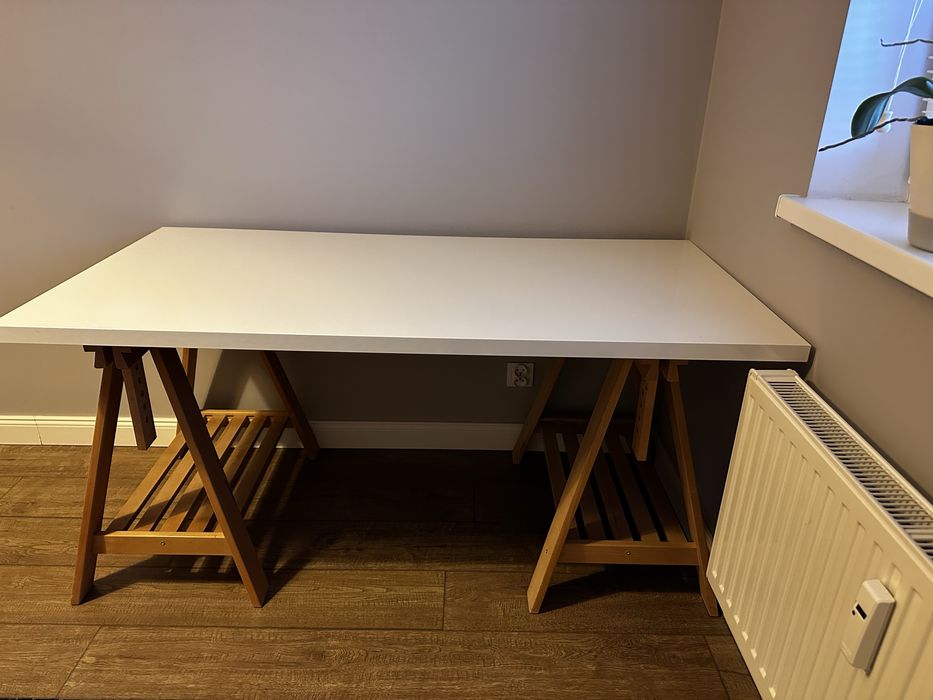 Piekne biurko z drewniana podstawą, regulowana wysokosc