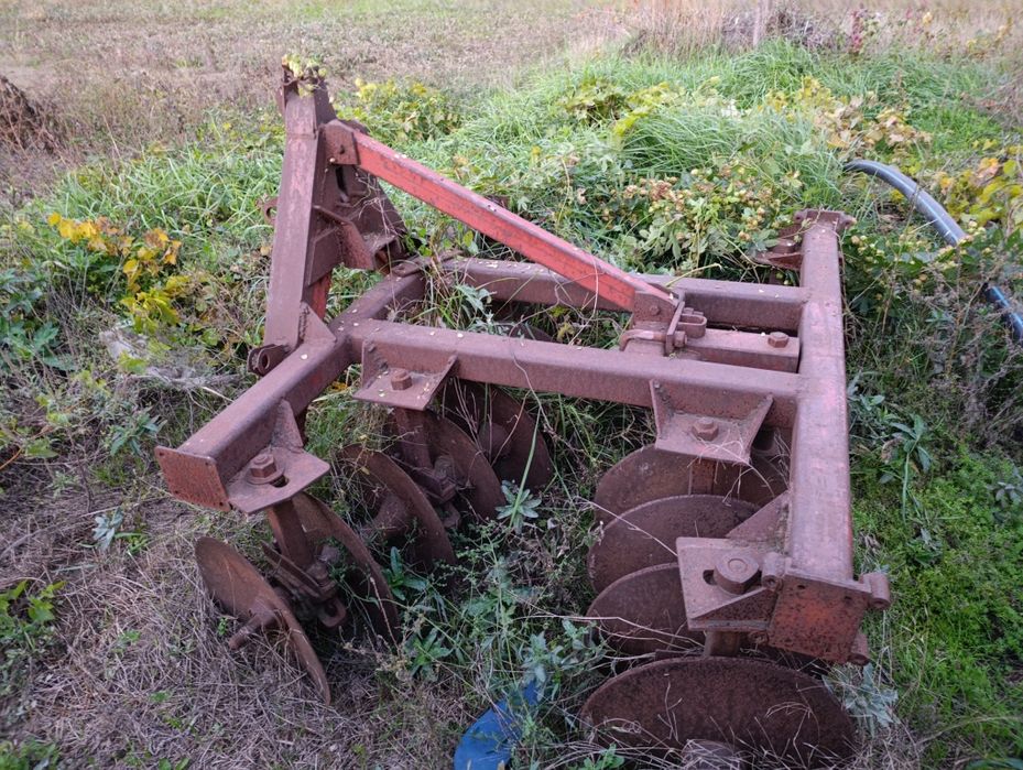Трактор Т-25 з прицепом, дисковою та плугом