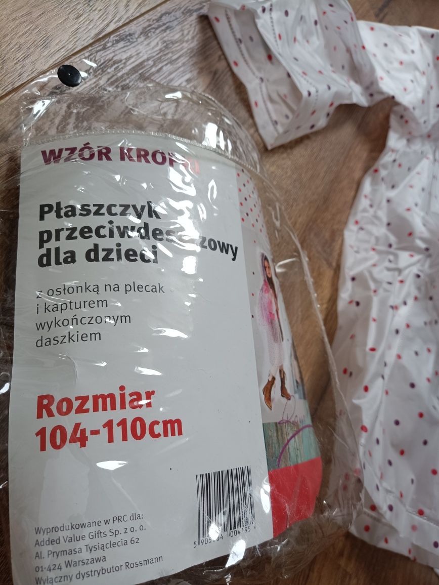 Płaszcz przeciwdeszczowy dziewczęcy w kropki z osłonką na plecak