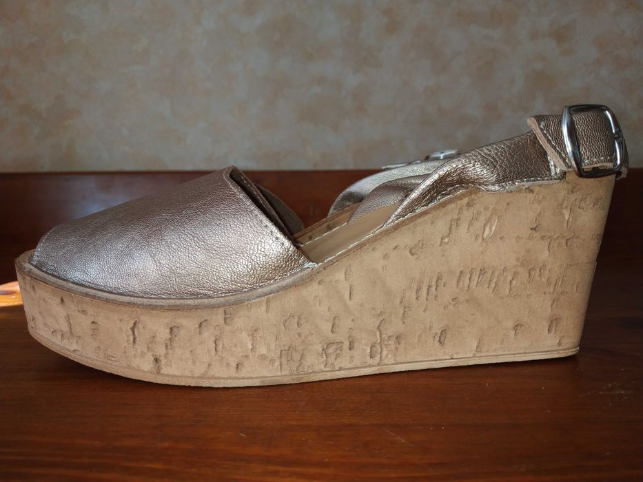 Золоті весільні шкіряні босоніжки NEXT на корковій платформі 40 розмір