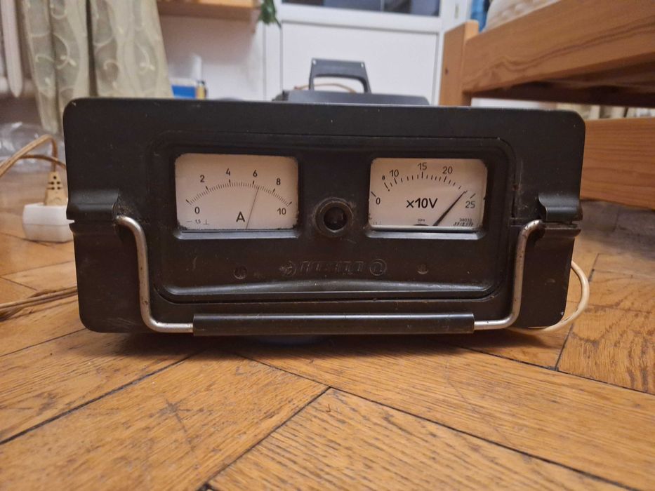 Stary tradycyjny prostownik Kaskad 2, radziecki, rosyjski z regulacją.