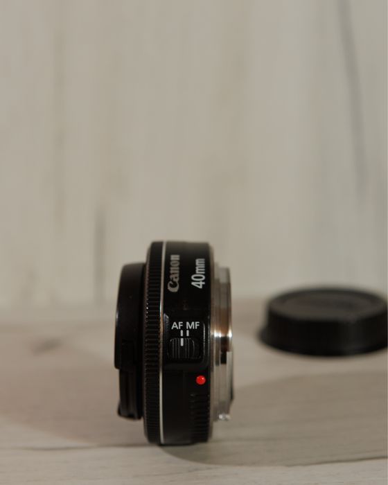 Обʼєктив canon ef 40mm f/2.8 як новий.