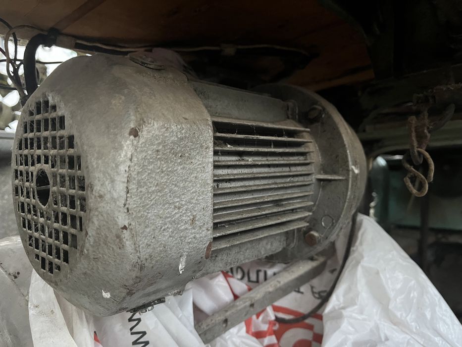 машинка швейна шиє шкіру