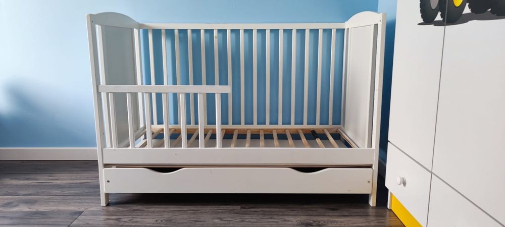 Łóżeczko drewniane z szufladą w kolorze białym+barierka 120x60