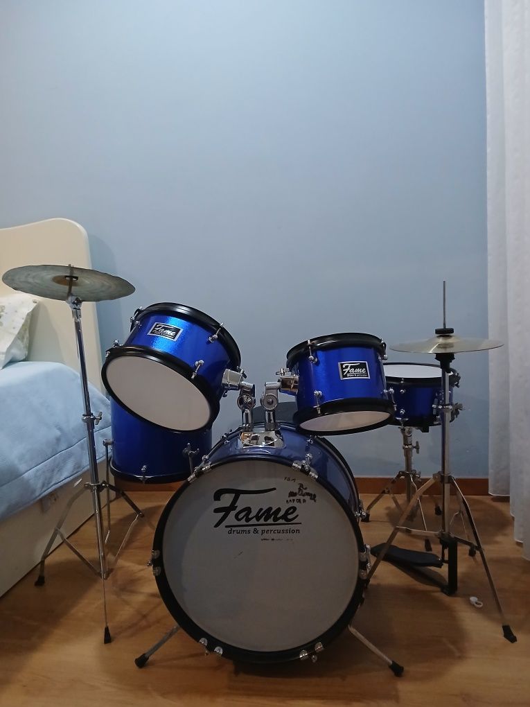 Bateria completa,com pedais e ainda banco apropriado!