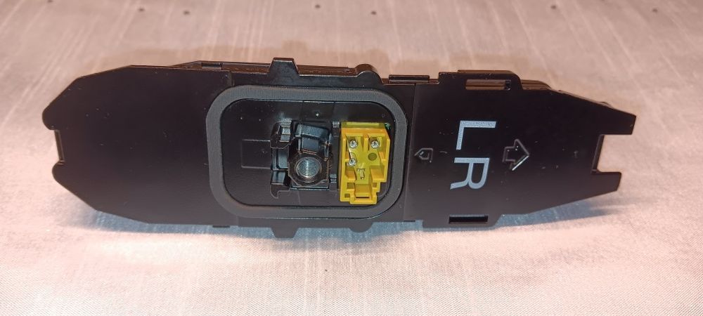 Toyota yaris IV cross antena dachowa