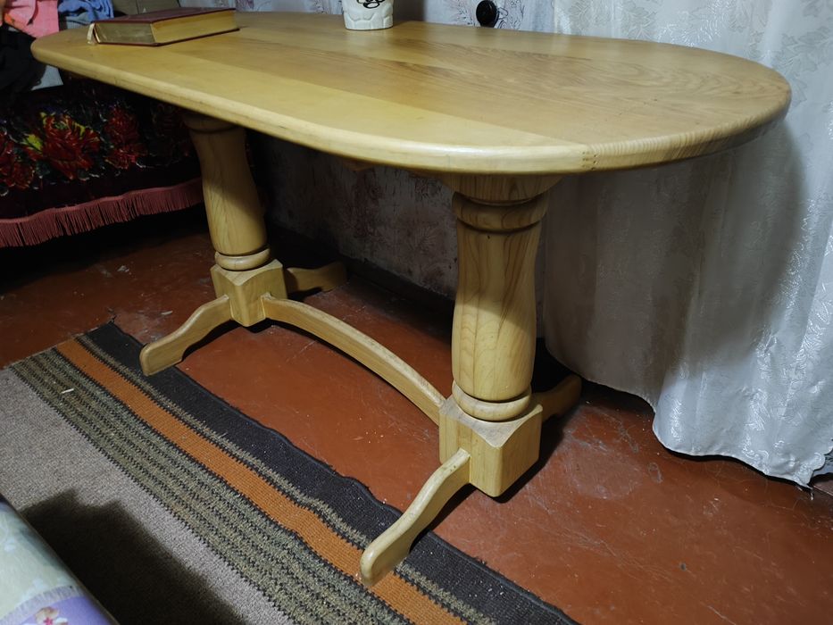 Продається овальний обідінний стіл.