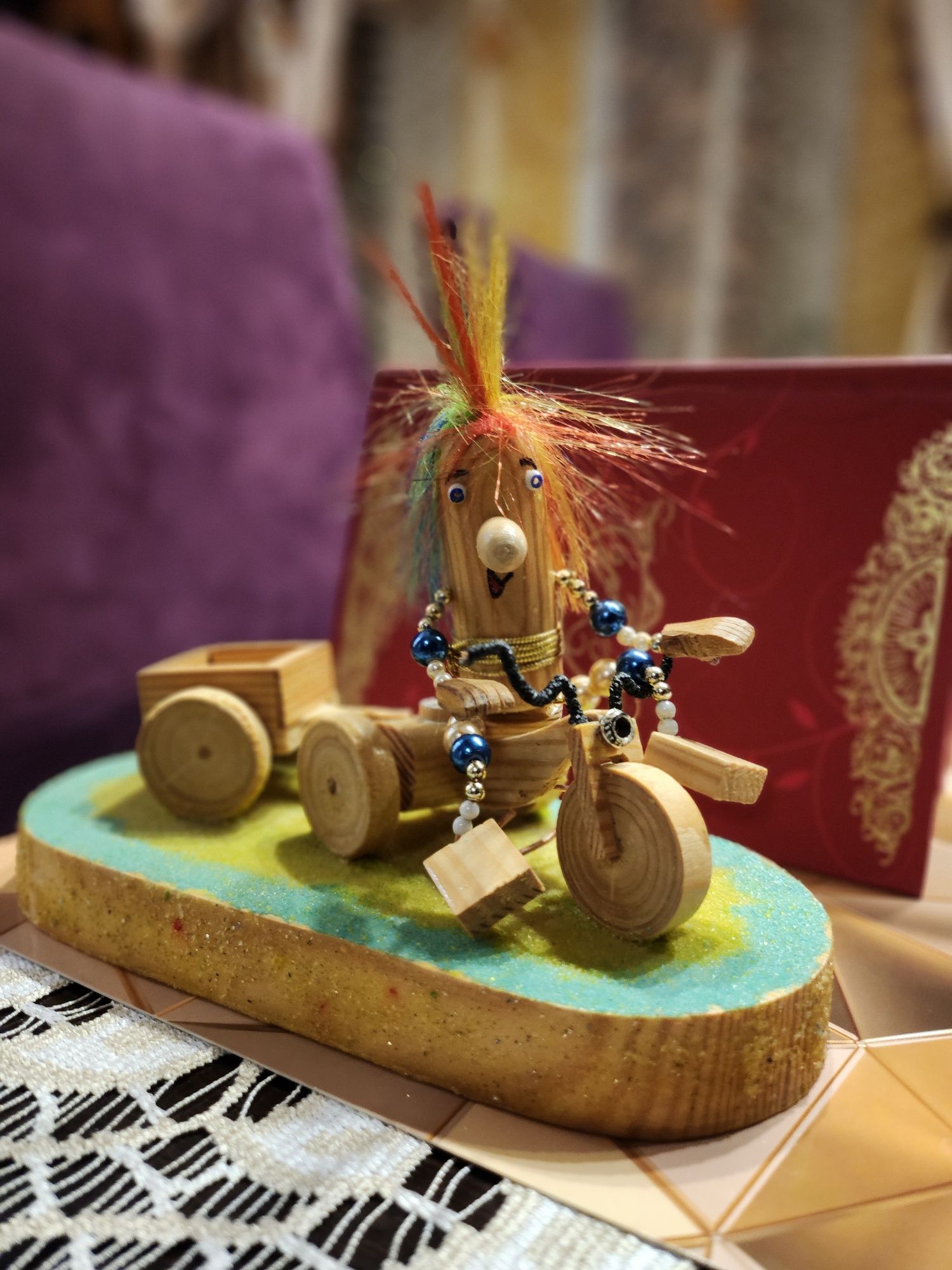 Drewnoludek ozdoba figurka drewno taczka rower