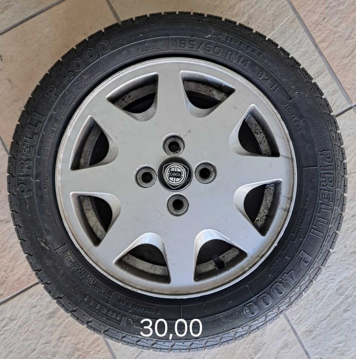 Pneu Pirelli e jante Lancia