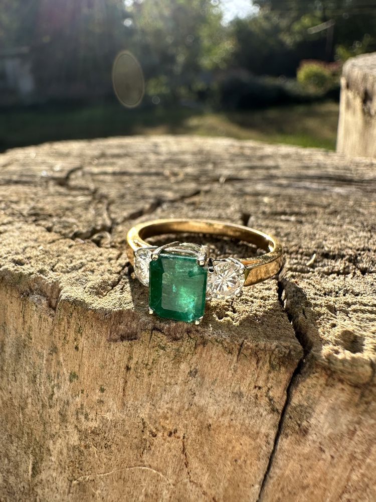 Шикарное кольцо с натуральными бриллиантами и изумрудом