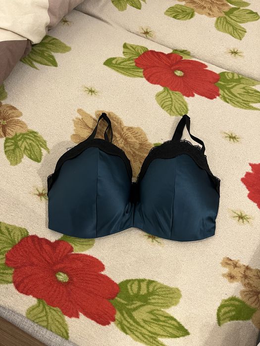 Black and blue lace bra/Czarno-niebieski jędrny koronkowy biustonosz