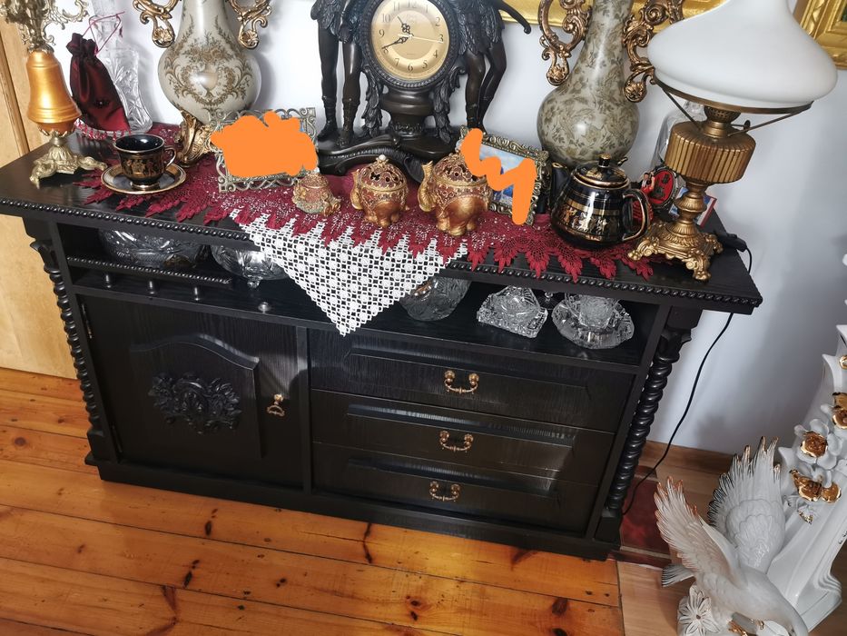 Stylowe, czarne meble do jadalni, bądź salonu