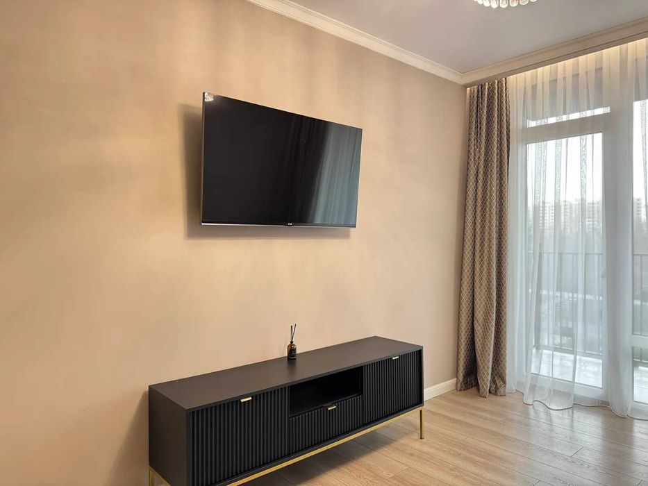 Трикімнатна з ремонтом та меблями