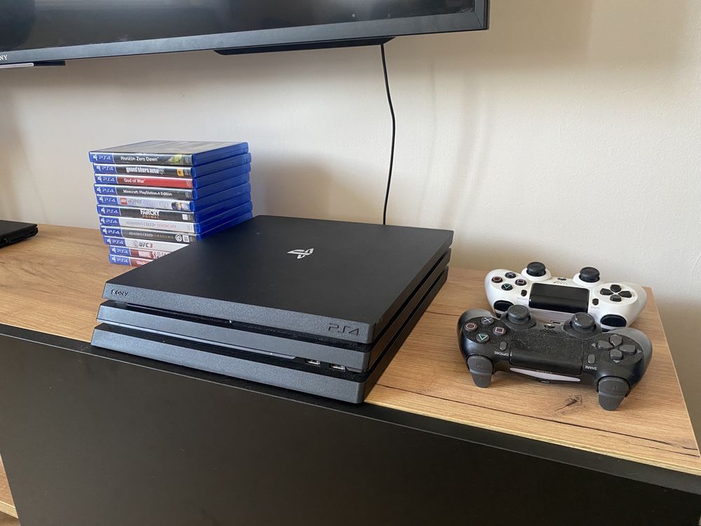 Ps4 pro + dwa pady + gry