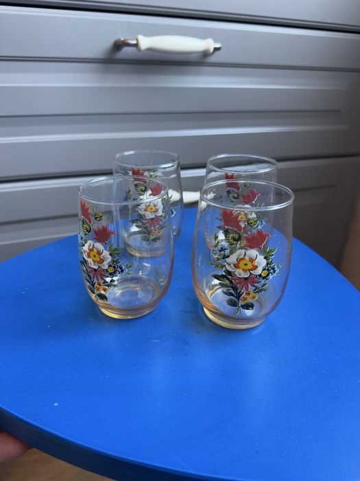 Szklanki z motywem kwiatkow