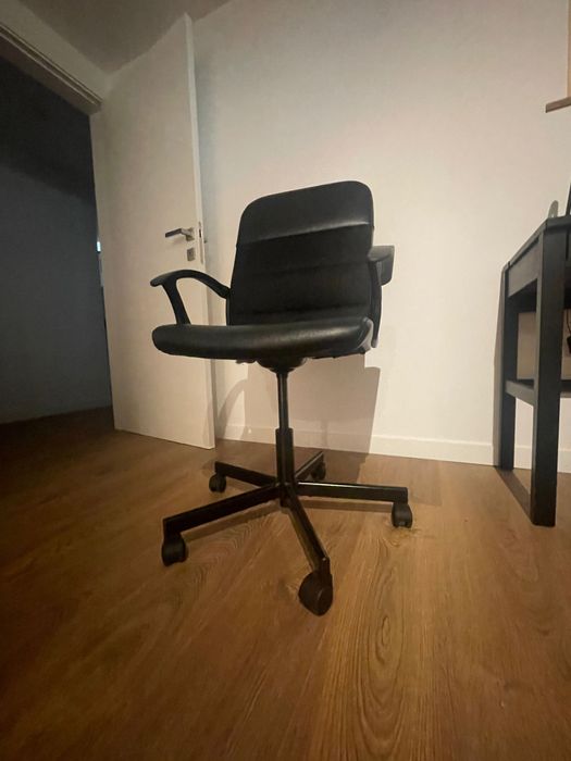 Secretária e cadeira