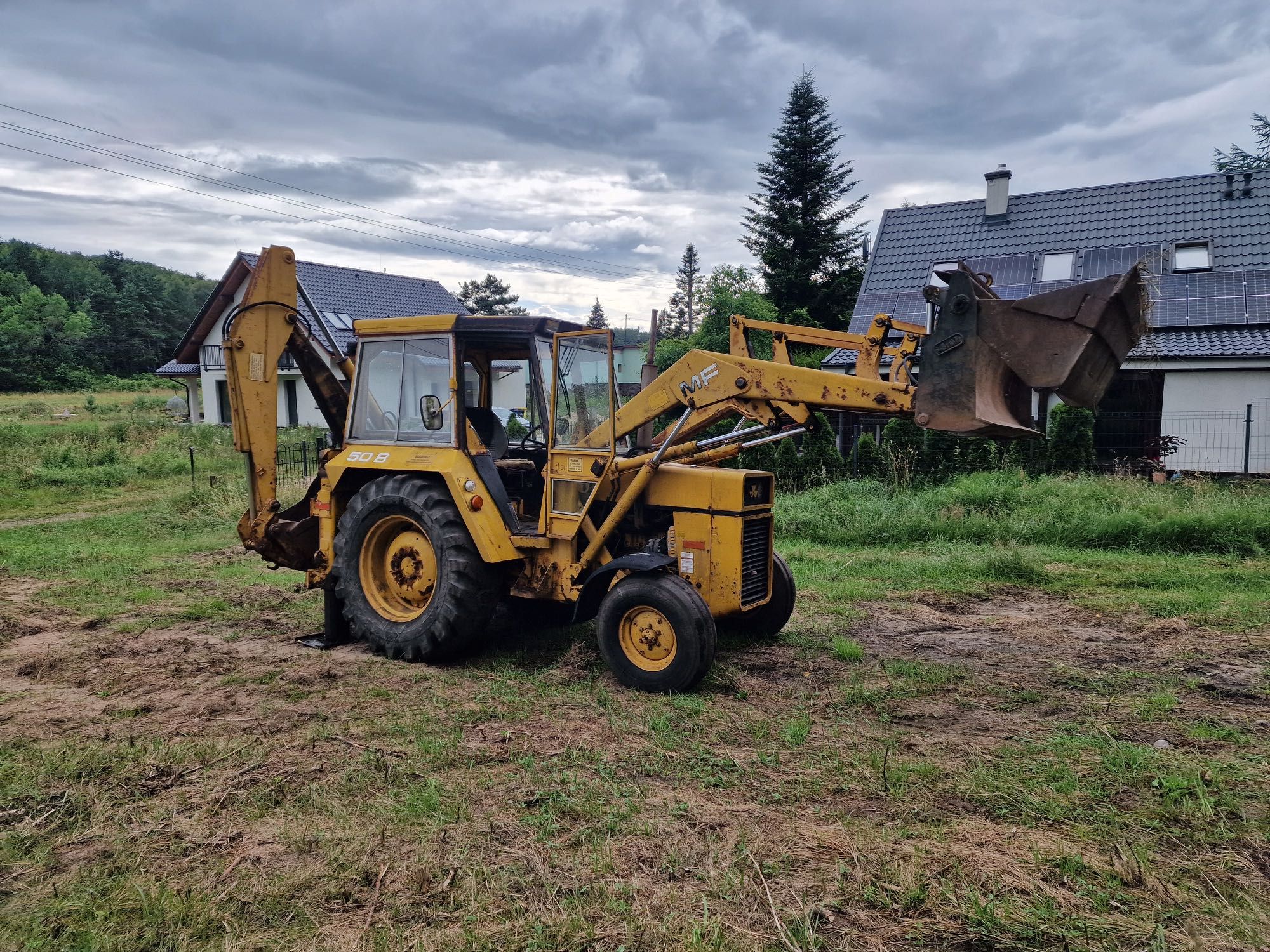 Massey Ferguson 50B koparko-ładowarka Krokodyl plus trzy łyżki Faktura
