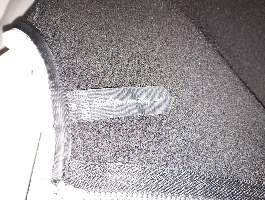 Piękna sukienka z białym kołnierzykiem idealna na świąteczne dni