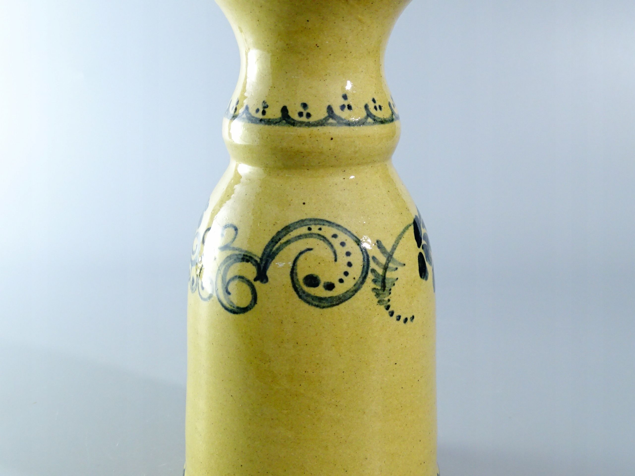 stary ręcznie malowany wazon ceramiczny