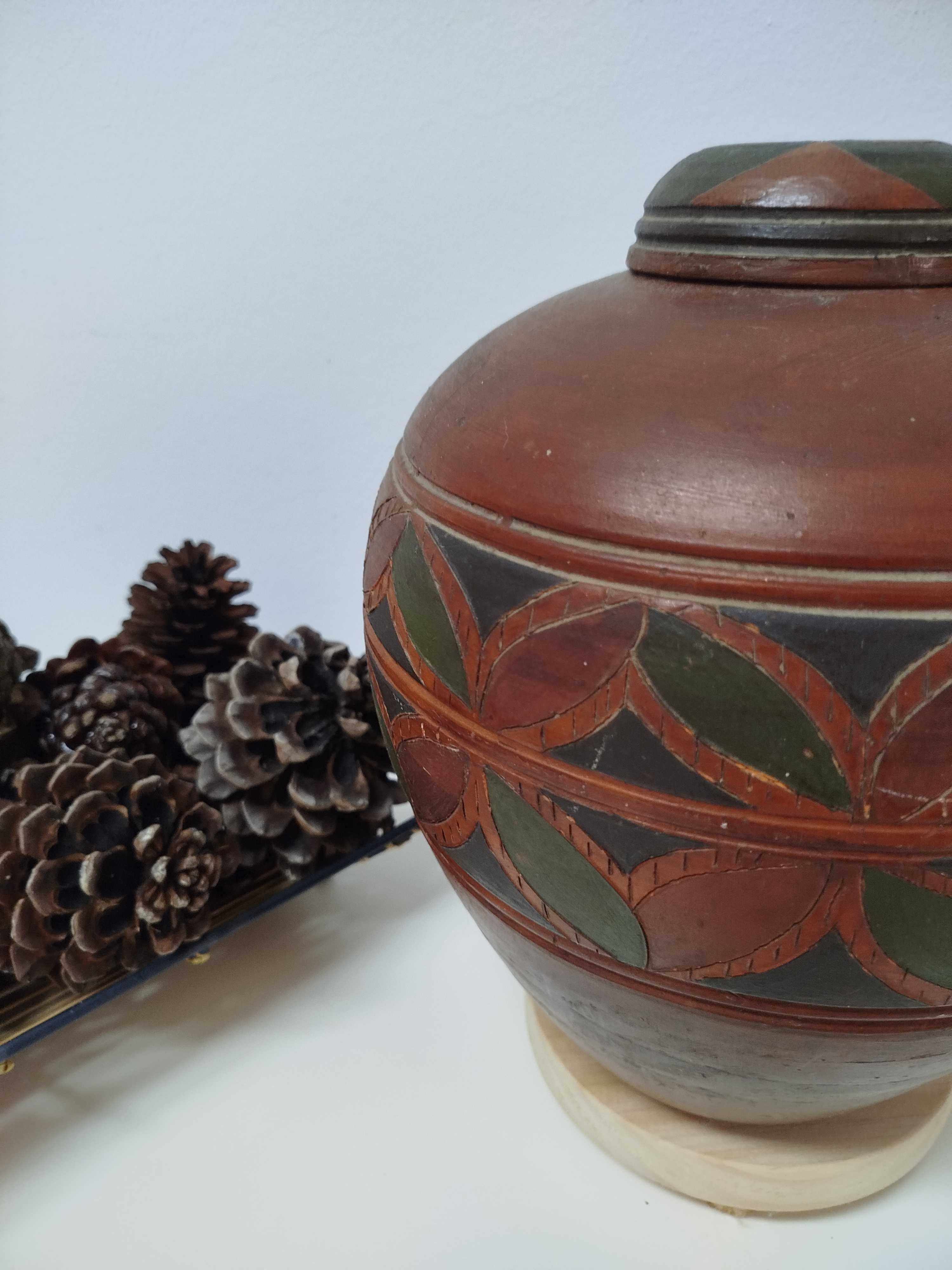 Pote decorativo étnico com tampa, em cerâmica, muito antigo
