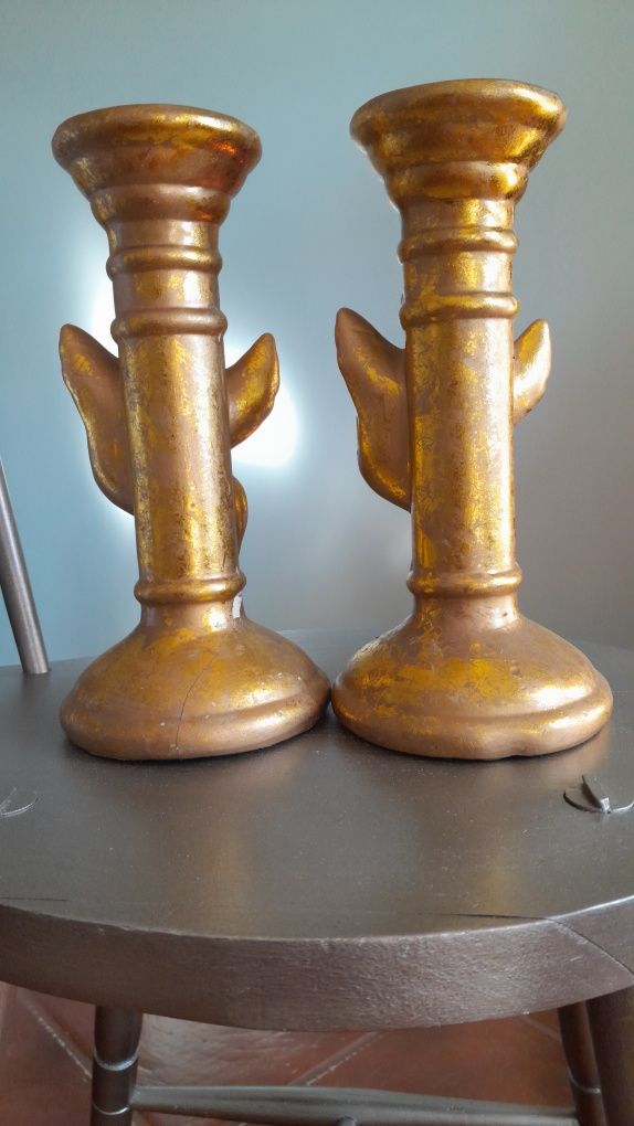 2 castiçais em loiça dourados , figura anjos