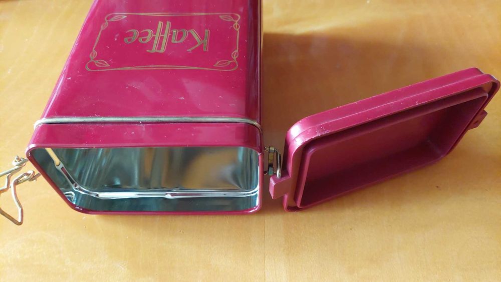 Metalowa puszka po kawie