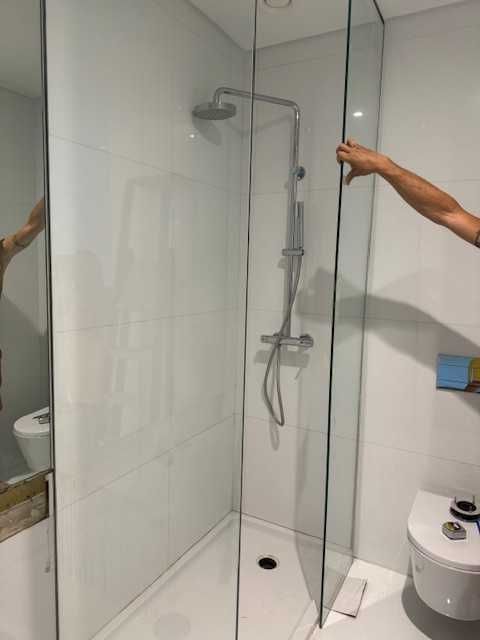 Divisória em vidro para duche