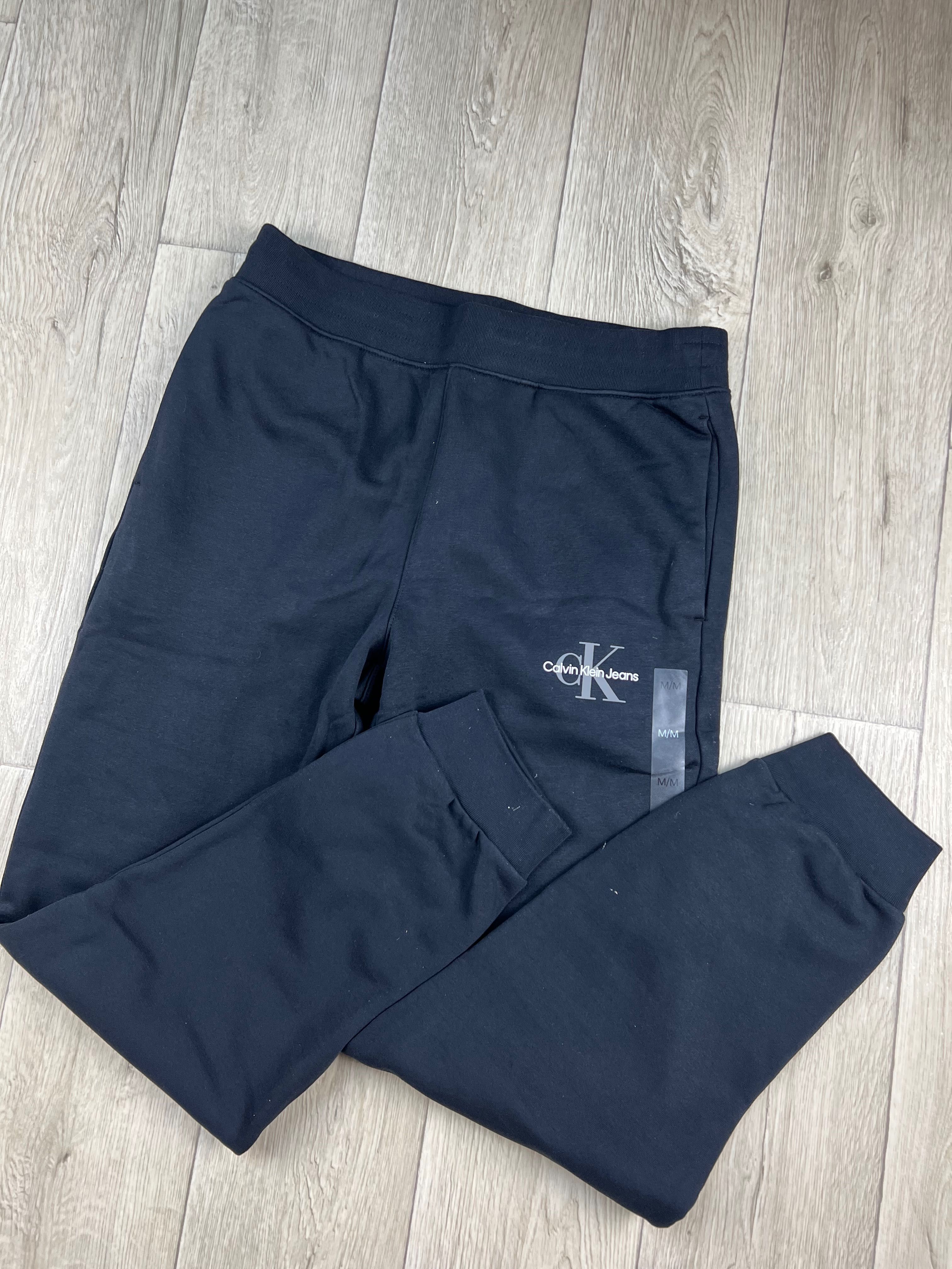 Костюм спортивний Calvin Klein

M розмір