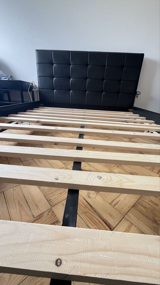 Cama preta com colchão