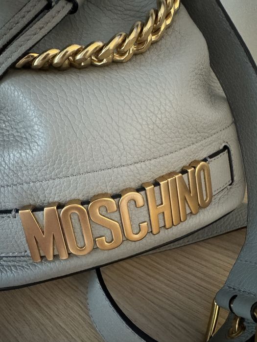 Moschino skórzana torebka worek bucket na regulowanym i odpinamy pasku