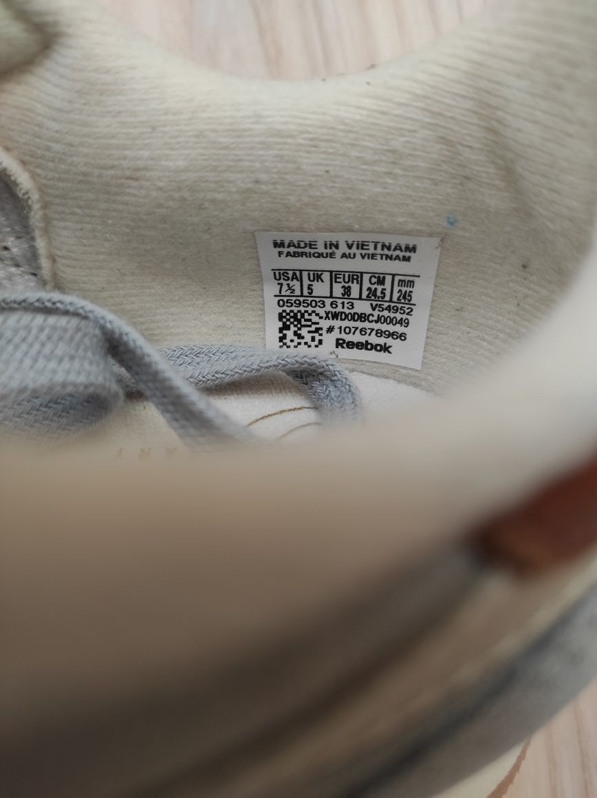 Оригинальні жіночі замшеві кросовки Reebok р.38 (устілка 24,5см.)