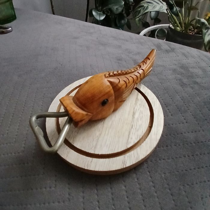 Stary otwieracz  do butelek z wielorybem z drewna . Vintage.