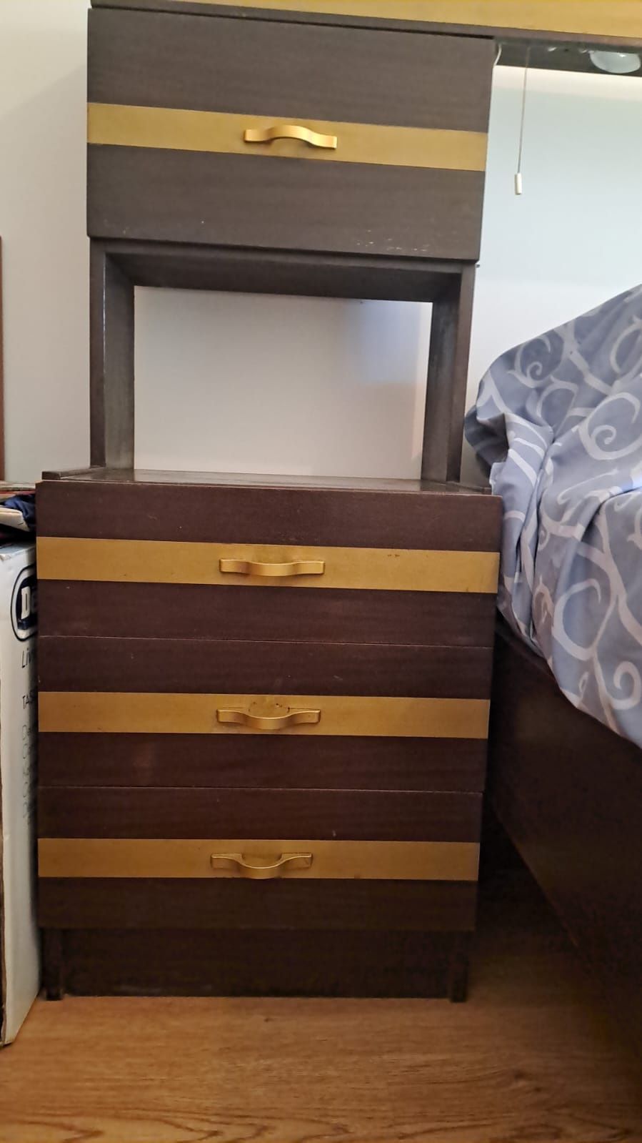 Cama de casal e mesas de cabeceira