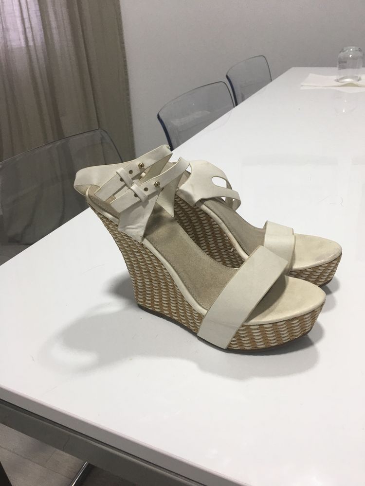 Sapatos de senhora em muito bom estado