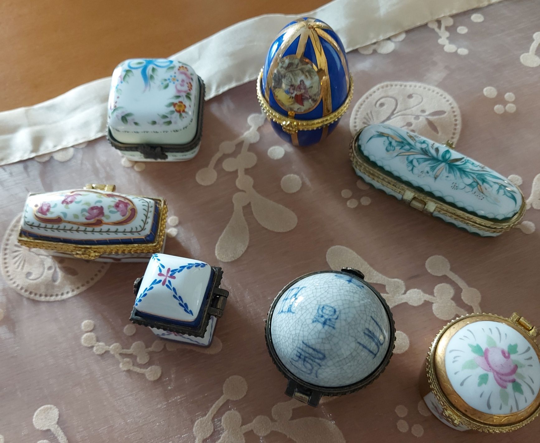 Pequenas caixas em porcelana