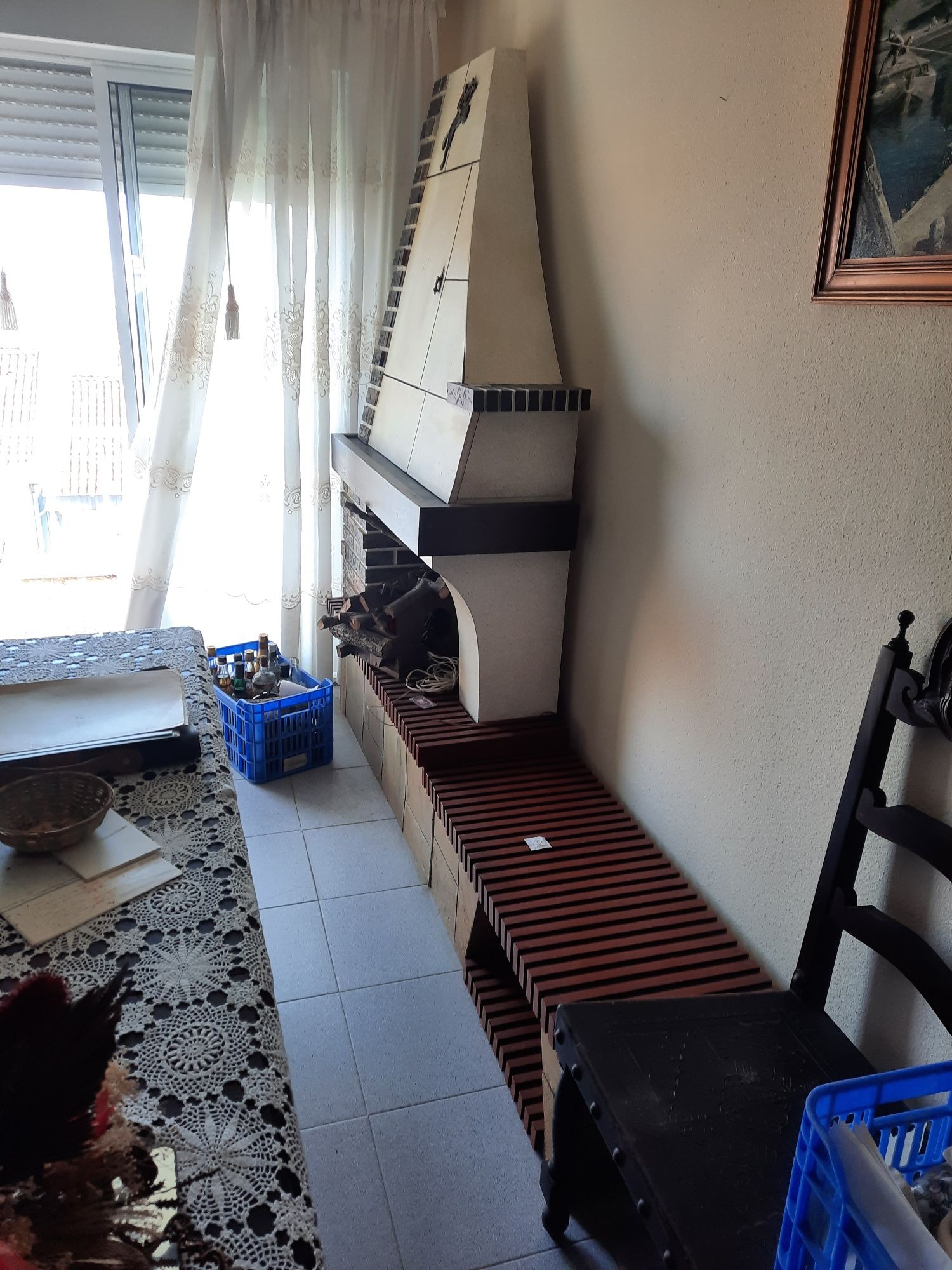 Movel a imitar lareira com arrumacoes