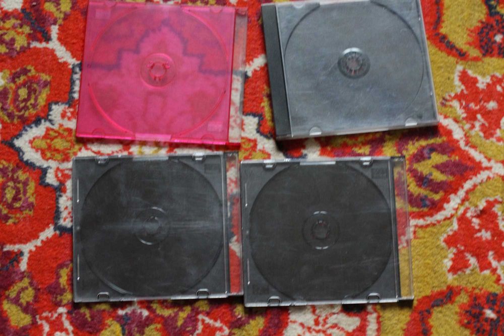 Віддам безкоштовно футляри для дисків. 
Разом із підставками.