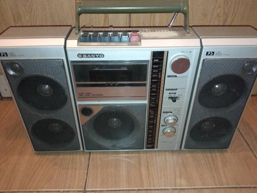 Продам винтажную японскую магнитолу SANYO