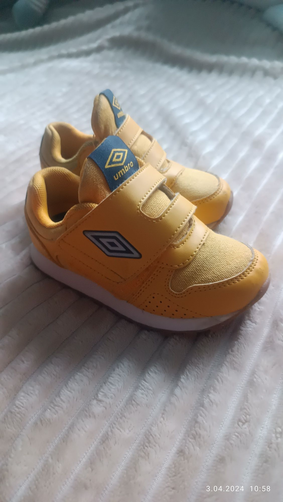 Buty Umbro 28 chłopięce