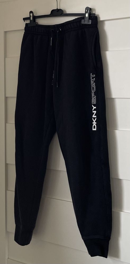 Dresy marki DKNY z nadrukiem na nogawce