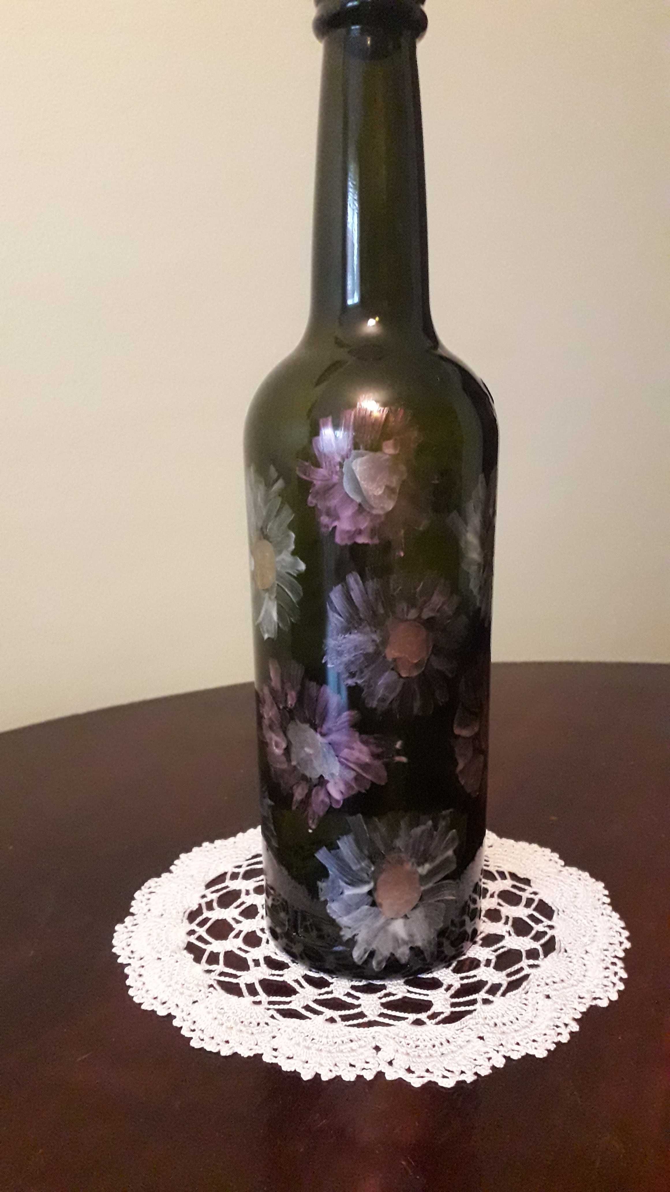 Butelka ręcznie malowana kwiatowy wzór z ciemnego szkła