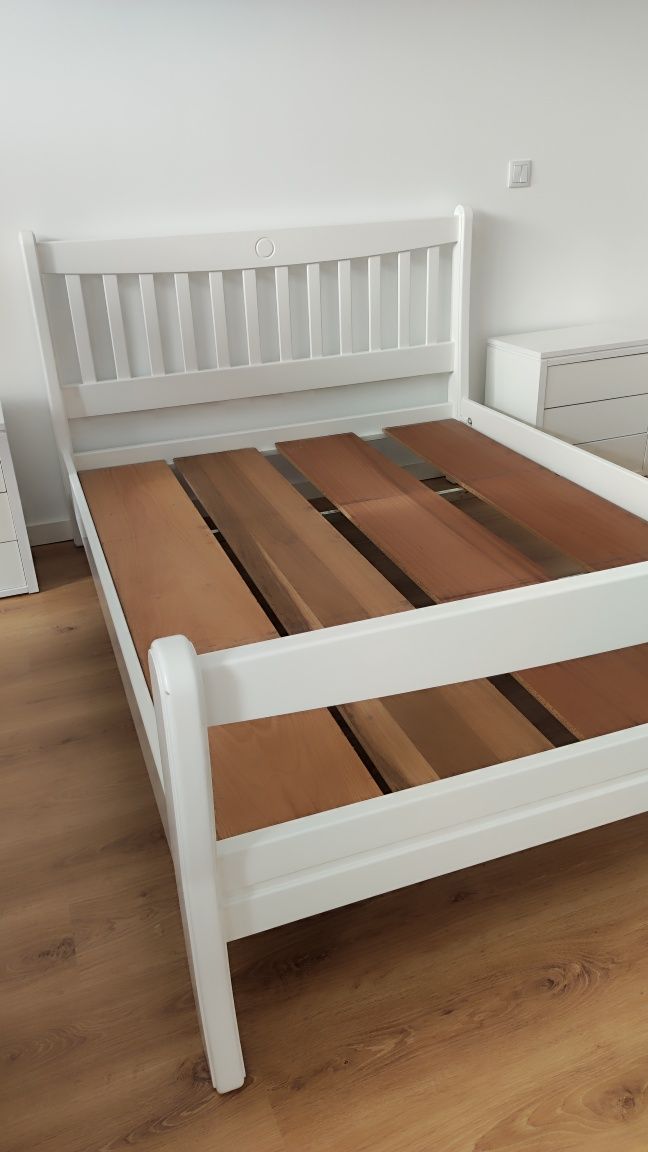 Cama de casal branca