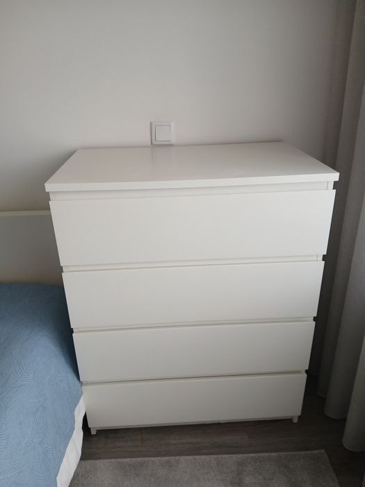 Cama com colchão, cómoda e mesa de cabeceira