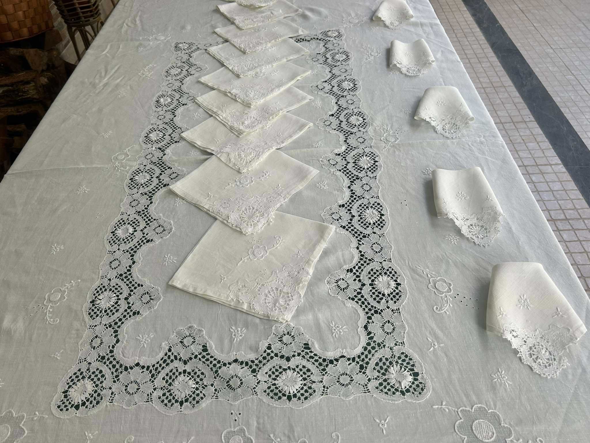 Toalha de mesa em puro linho, bordada com aplicação de renda de Bilros