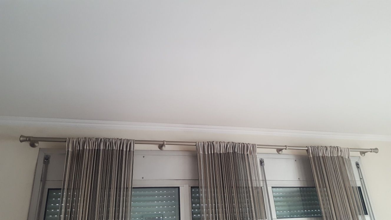 Cortinado de fios preto, branco, cinza e bronze