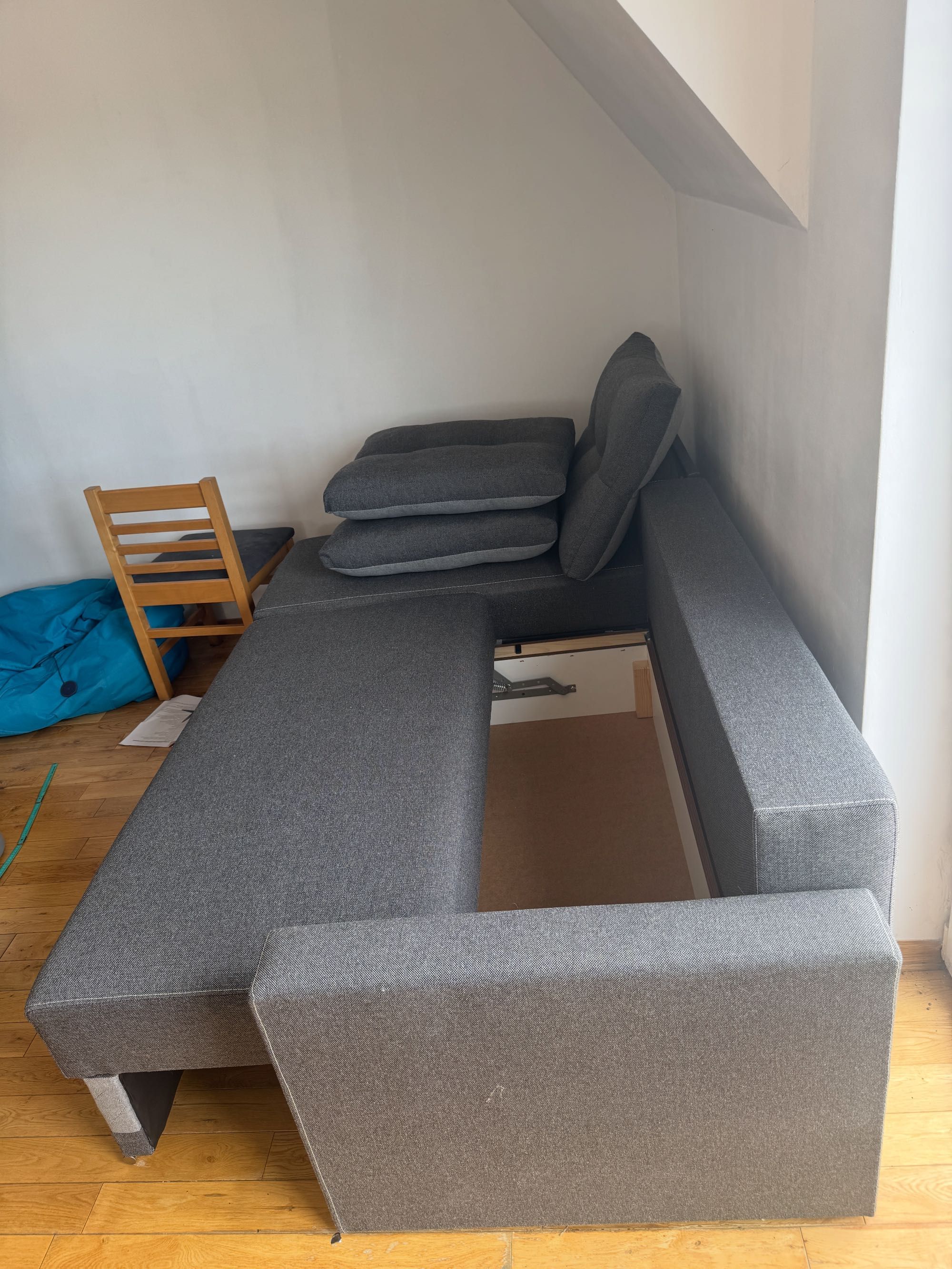 Sofa narożna z funkcją spania i pojemnikiem na pościel. Jak nowa!